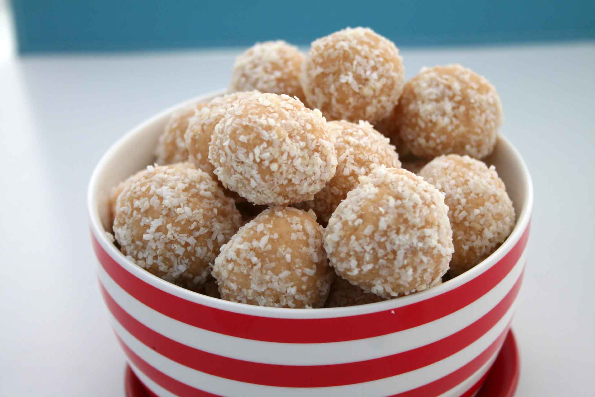 white-chocolate-and-macadamia-balls