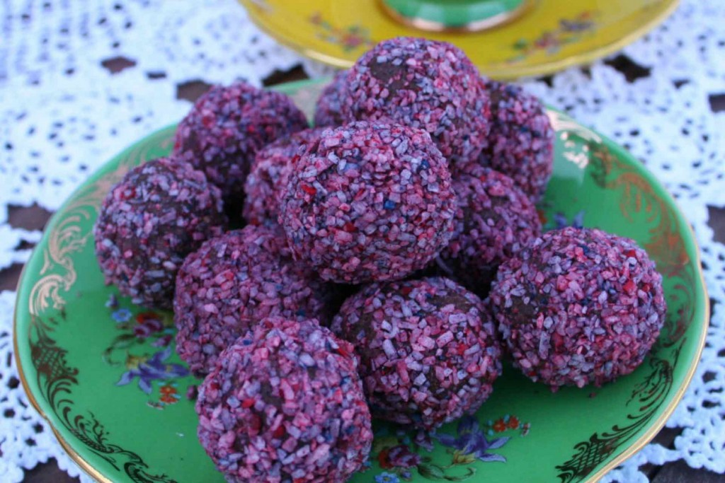 raspberry-and-chocolate-balls-featured-2