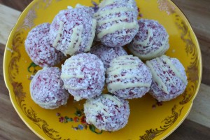 red-velvet-cheesecake-balls-featured-3