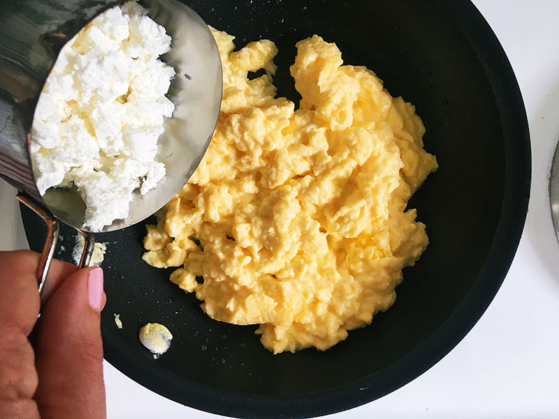 Scrambled feta cheese eggs step 4