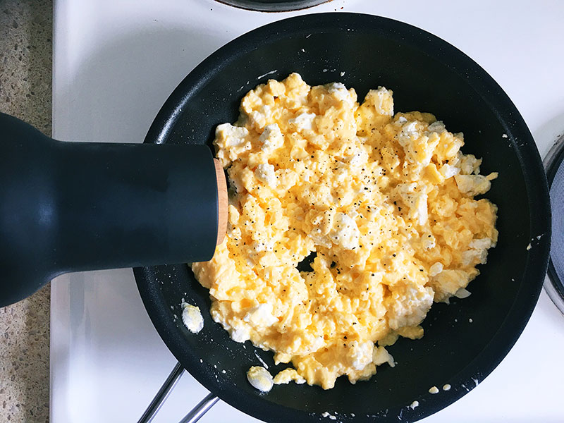 Scrambled feta cheese eggs step 5