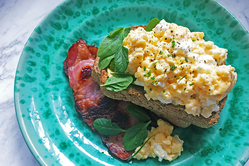 scrambled eggs with feta and bacon recipe