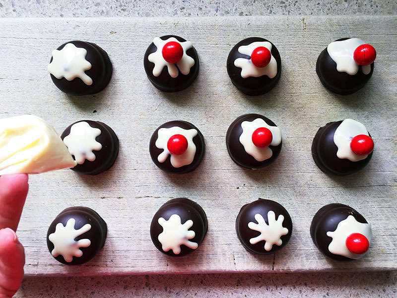 mini Christmas pudding biscuits recipe