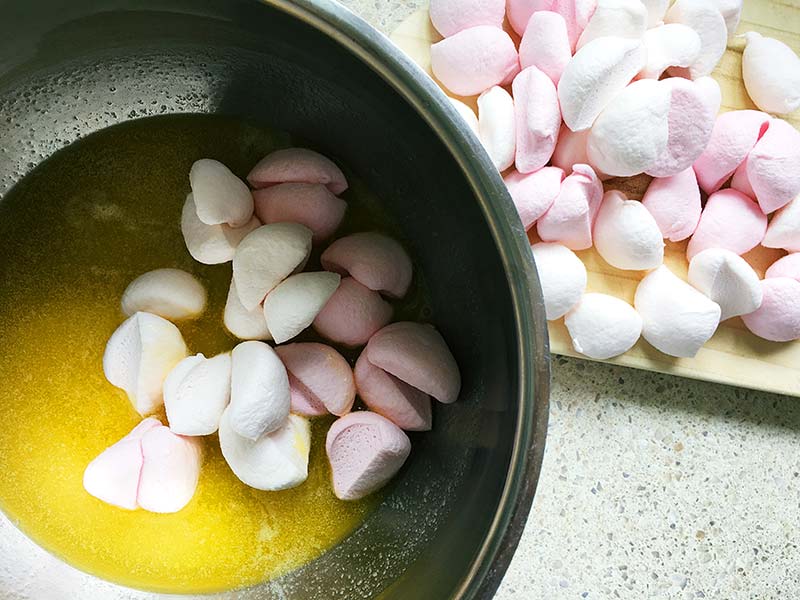 how to make marshmallow Christmas wreaths